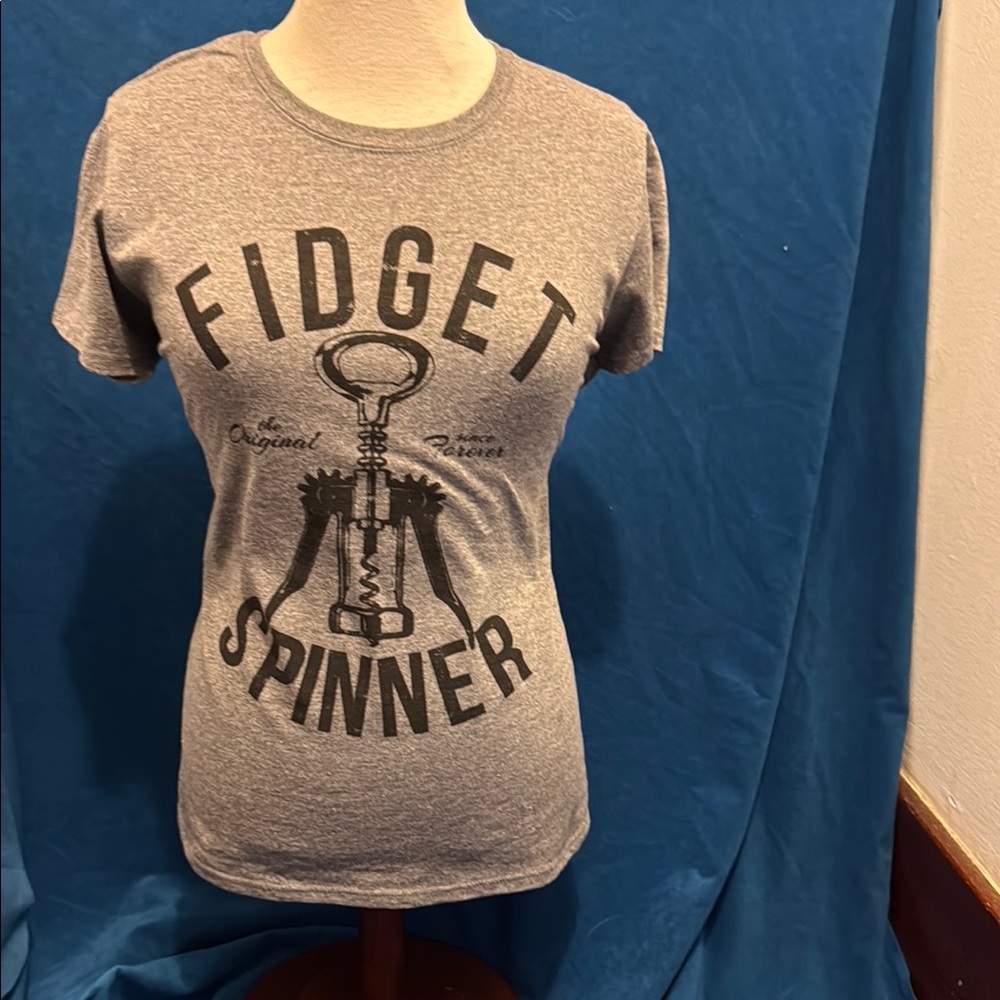 Gray Graphic T-Shirt with Fidget Spinner Design size m